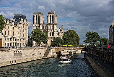 《刺客信条：英灵殿》下次更新需要重新下载整个游戏